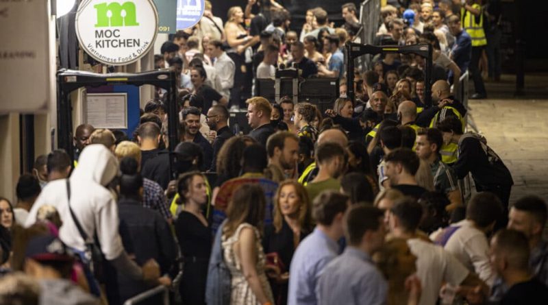 London nightclub evacuated after bomb scare