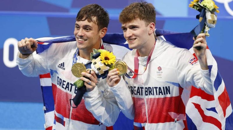 Tom Daley Matthew Lee pose with their gold medals at the Tokyo 2020 Olympic games