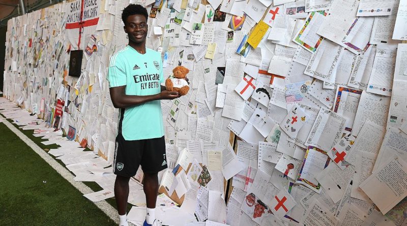 Arsenal star Bukayo Saka's touching reaction as he returns to wall of messages