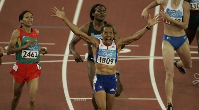 Kelly Holmes celebrates her win in the 800m final at the 2004 Olympics