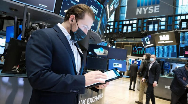 NEW YORK, NEW YORK - JANUARY 11: Traders work on the floor of the New York Stock Exchange (NYSE) on January 11, 2022 in New York City. After yesterdays sell off, the Dow was down only slightly in morning trading. (Photo by Spencer Platt/Getty Images)