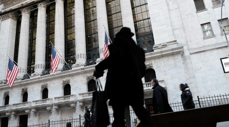 NEW YORK, NEW YORK - JANUARY 11: People walk by the New York Stock Exchange (NYSE) on January 11, 2022 in New York City. After yesterdays sell off, the Dow was down only slightly in morning trading. (Photo by Spencer Platt/Getty Images)