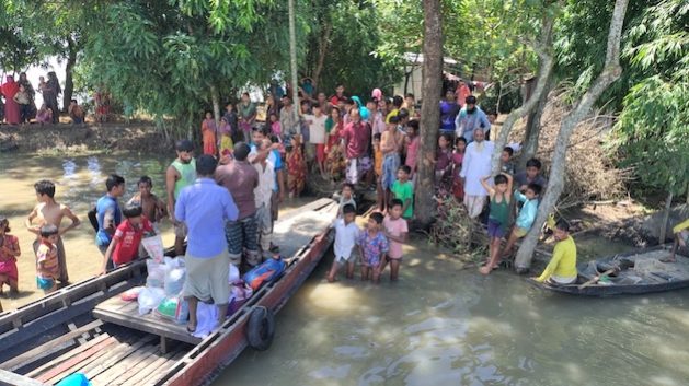 Relief workers bring supplies to stranded communities following devastating floods in Bangladesh. Credit: Rafiqul Islam/IPS