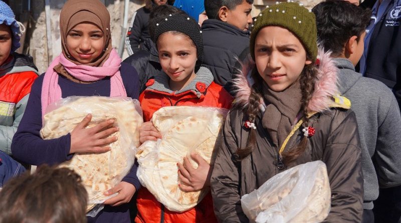 Children receive bread from a bakery in Aleppo, Syria, where WFP are assisting with food distribution.