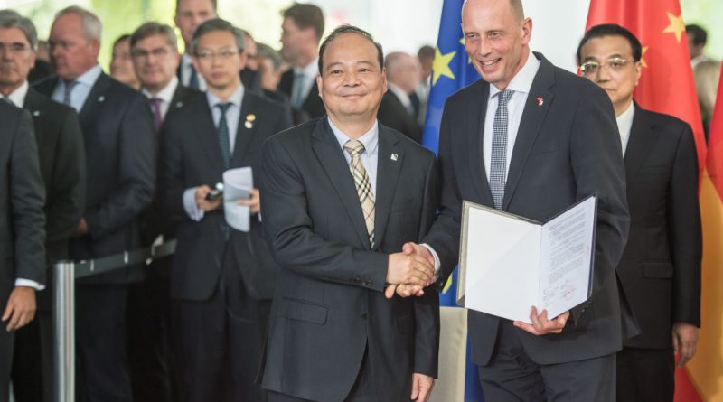 Zeng Yuqun, CEO of Contemporary Amperex Technology and Wolfgang Tiefensee (R), economics minister of Thuringia of the Social Democratic Party (SPD) signing a contract as part of the 5th German-Chinese government consultations at the Federal Chancellery, in Berlin, Germany, July 2018. (Arne Immanuel Bänsch/picture alliance—Getty Images)