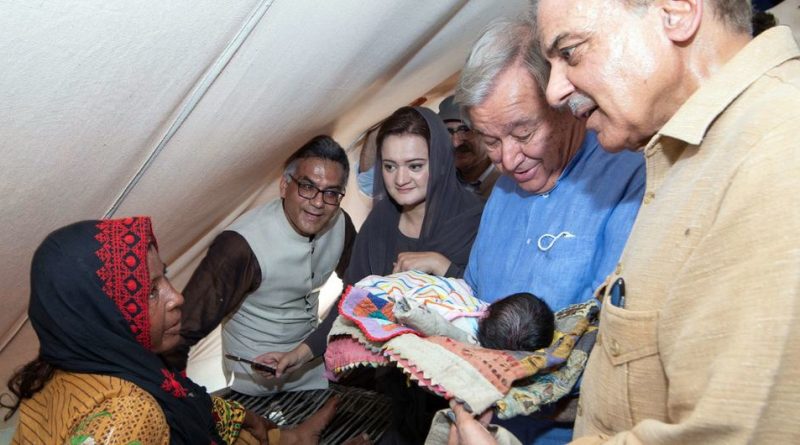 Secretary General António Guterres and Prime Minister Shehbaz Sharif meet Perwin, a baby born in Usta Muhammad, Balochistan. Just a few weeks old, Perwin and his mother were displaced by the devastating floods in Pakistan.