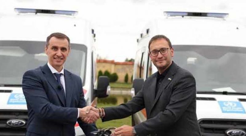 Minister of Health of Ukraine, Viktor Liashko (left) receives the keys for eleven ambulances from Jarno Habicht, WHO Representative in Ukraine.