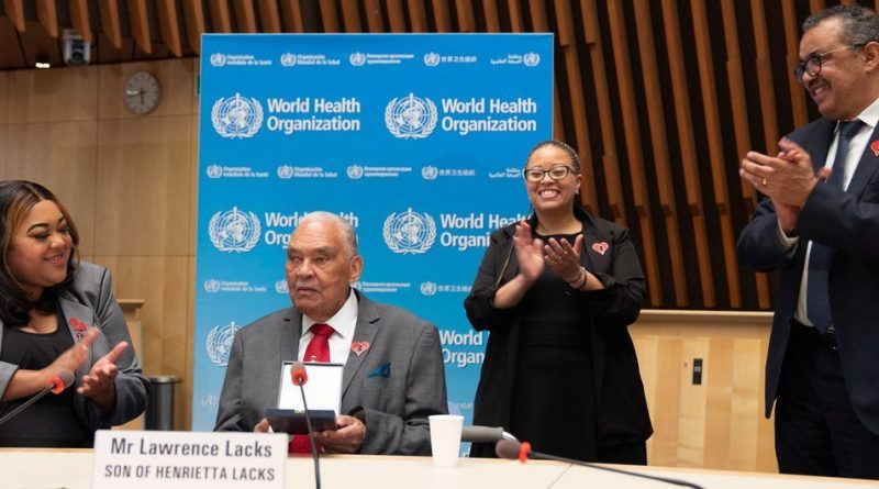 Dr. Tedros Adhanom Ghebreyesus welcomes the family of Henrietta Lacks for a special dialogue at WHO headquarters in Geneva.