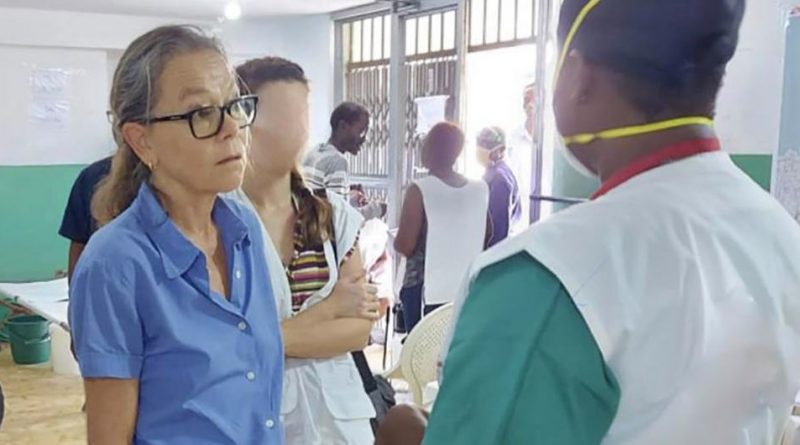 Ulrika Richardson (centre), the UN Resident and Humanitarian Coordinator in Haiti visits a cholera treatment centre in Port-au-Prince.