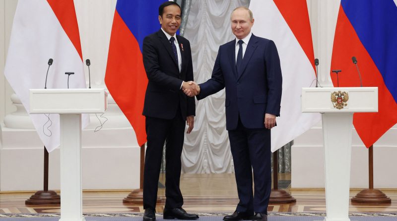 Russian President Vladimir Putin shakes hands with Indonesia’s President Joko Widodo after a press conference at the Kremlin in Moscow, on June 30, 2022. (Vyacheslav Prokofyev—Sputnik/AFP/Getty Images)
