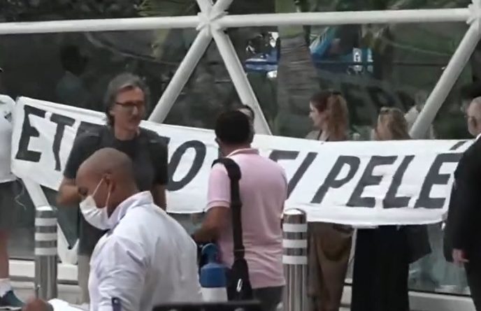 Pele fans show respect and say emotional farewell outside Sao Paulo hospital (Video) - Soccer News